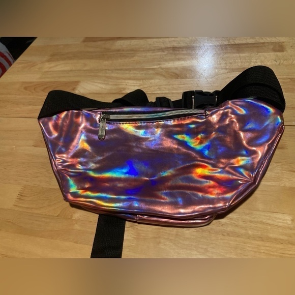 Sojourner Fanny pack in a iridescent pink color. 2 big pockets with zippers - Picture 2 of 7